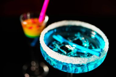 Lezzetli ve renkli içecekler çeşitli alkoller üzerinde dayalı şuruplar ve 