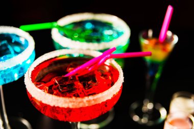 Lezzetli ve renkli içecekler çeşitli alkoller üzerinde dayalı şuruplar ve 