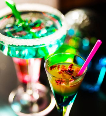 Lezzetli ve renkli içecekler çeşitli alkoller üzerinde dayalı şuruplar ve 