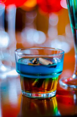 Lezzetli ve renkli içecekler çeşitli alkoller üzerinde dayalı şuruplar ve 