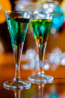 Lezzetli ve renkli içecekler çeşitli alkoller üzerinde dayalı şuruplar ve 