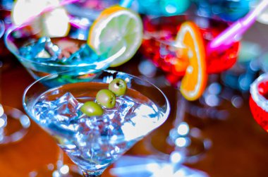 Lezzetli ve renkli içecekler çeşitli alkoller üzerinde dayalı şuruplar ve 