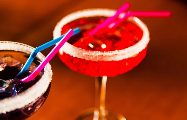 Ízletes és színes italokat alapján különböző alkoholok, szirupok és — Stock Fotó