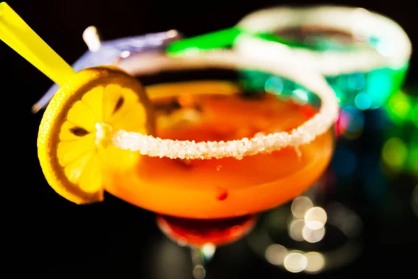 Ízletes és színes italokat alapján különböző alkoholok, szirupok és — Stock Fotó
