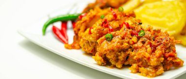 Acı biberli ve peynirli tavuk göğsü fileto yanında patates dilimleri ve naneli salata, Meksika yemeği.