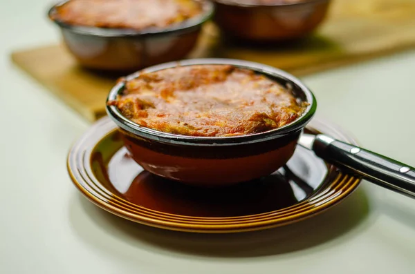 传统的法式洋葱色拉汤盛在陶瓷碗里 是一道经典的菜 — 图库照片