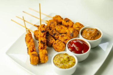 Endonezya usulü baharatlarla marine edilmiş Satay tavuk göğsü.