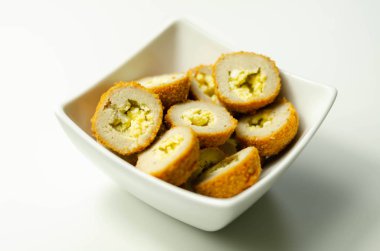 Beyaz seramik kasede küçük İskoç yumurtaları, geleneksel Engli.