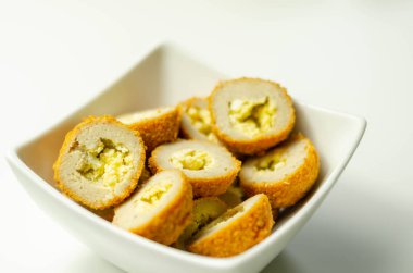 Beyaz seramik kasede küçük İskoç yumurtaları, geleneksel Engli.