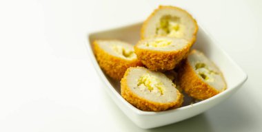 Beyaz seramik kasede küçük İskoç yumurtaları, geleneksel Engli.