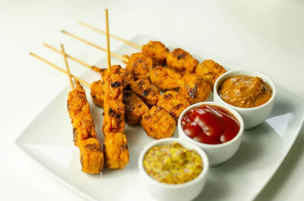 Endonezya usulü baharatlarla marine edilmiş Satay tavuk göğsü.