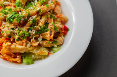 Kepekli makarna ve sebzeli yatakta Piri usulü tavuk.