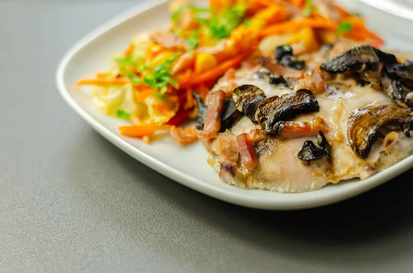 Dada ayam dengan jamur irisan, ham, dalam saus keju dengan — Stok Foto