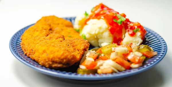 Baharatlı biberli tavuk fileto, patates püresi ve domates salatası, salatalık ve soğan, lezzetli yemekler.