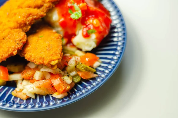 Spicy Chilli Chicken Fillet Disajikan Dengan Kentang Tumbuk Dan Salad — Stok Foto