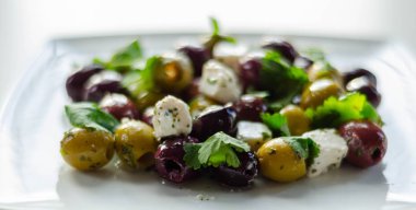 Beyaz peynir ve maydanozlu yeşil ve siyah zeytinlere dayalı taze Yunan salatası, geleneksel Akdeniz mutfağı.