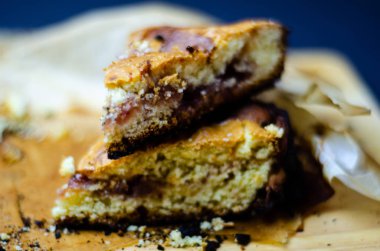 tatlı bir kek üzerinde çilek reçeli ile doldurulmuş lezzetli tatlı