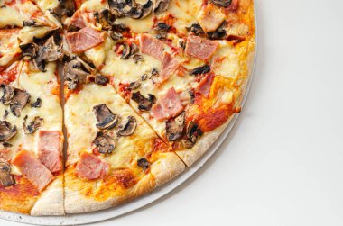 Geleneksel hamurlu, jambonlu, mantarlı ve mozzarellalı taze pişmiş büyük pizza, tipik İtalyan yemeği.