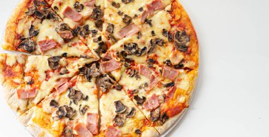 Geleneksel hamurlu, jambonlu, mantarlı ve mozzarellalı taze pişmiş büyük pizza, tipik İtalyan yemeği.