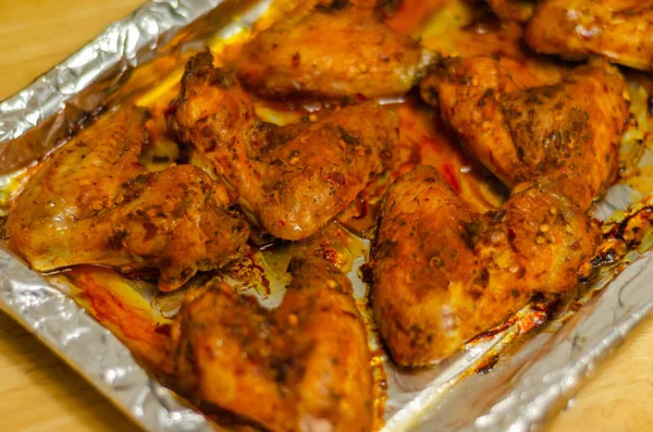 Sayap Ayam Panggang Direndam Dalam Saus Peri Peri Pedas Makanan — Stok Foto
