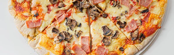 Pizza Grande Appena Sfornata Con Prosciutto Funghi Mozzarella Impasto Tradizionale — Foto Stock