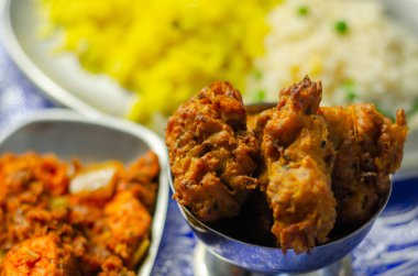 Çeşitli pirinç ve soğanlı jalfrezi ve tavuk körisi.