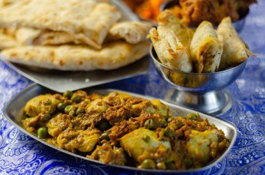 Çeşitli pirinç ve soğanlı jalfrezi ve tavuk körisi.