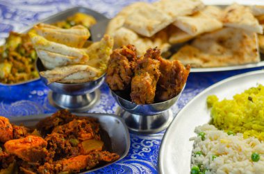 Çeşitli pirinç ve soğanlı jalfrezi ve tavuk körisi.