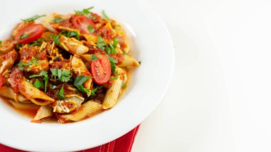 Zengin domates soslu makarna ve İngiliz domuzu dilimleri. 