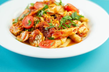 Zengin domates soslu makarna ve İngiliz domuzu dilimleri. 