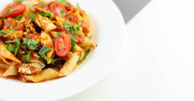 Zengin domates soslu makarna ve İngiliz domuzu dilimleri. 