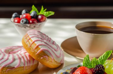 Ahududu aromalı çörek, beyaz ve p ile kaplı.