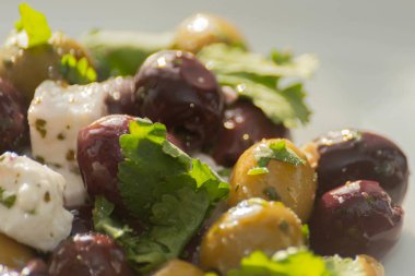 Yeşil ve siyah zeytinli taze Yunan salatası