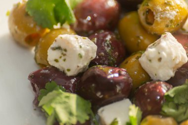 Yeşil ve siyah zeytinli taze Yunan salatası