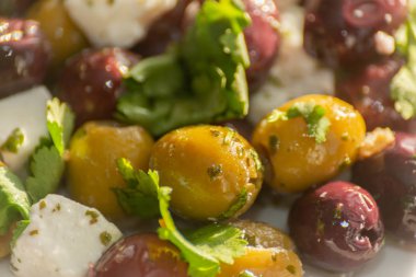 Yeşil ve siyah zeytinli taze Yunan salatası