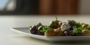 Yeşil ve siyah zeytinli taze Yunan salatası