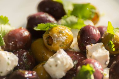 Yeşil ve siyah zeytinli taze Yunan salatası