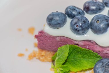 Fırında vanilya ve çilek aromalı cheesecake swi 'ye yaklaş.