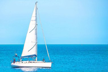 açık denizde akan yelkenli tekne, suluboya boyalı