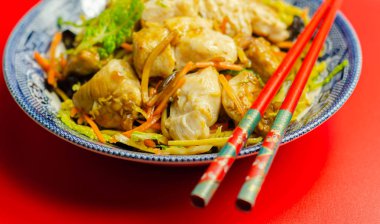 Lezzetli sarımsak ve zencefilli soya soslu tavuk göğsü.