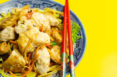 Lezzetli sarımsak ve zencefilli soya soslu tavuk göğsü.