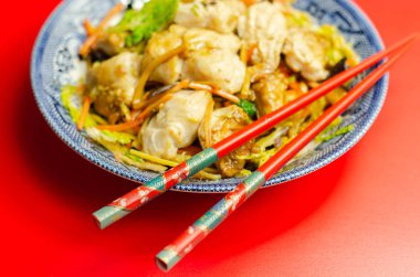 Lezzetli sarımsak ve zencefilli soya soslu tavuk göğsü.