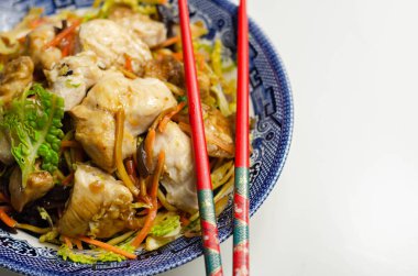 Lezzetli sarımsak ve zencefilli soya soslu tavuk göğsü.