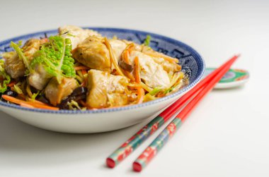 Lezzetli sarımsak ve zencefilli soya soslu tavuk göğsü.