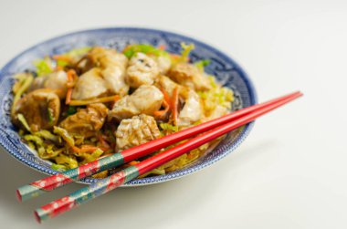 Lezzetli sarımsak ve zencefilli soya soslu tavuk göğsü.