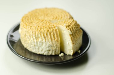 Tütsülenmiş süzme peynir, tuzlu peynir tabakta kesilmiş peynir.