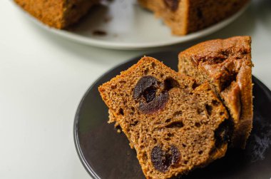 Seramik tabakta servis edilen lezzetli baharatlı meyveli pasta.