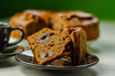 Seramik tabakta servis edilen lezzetli baharatlı meyveli pasta.