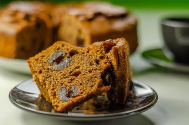 Seramik tabakta servis edilen lezzetli baharatlı meyveli pasta.