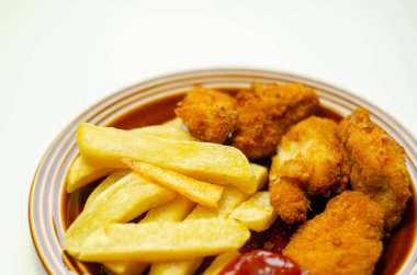 Tavuk göğsü parçaları, patates cipsi ve ketçapla kaplanmış ekmek kırıntıları.